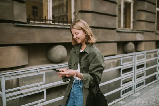 femme reservant un chauffeur taxi a brunoy sur le bord de route